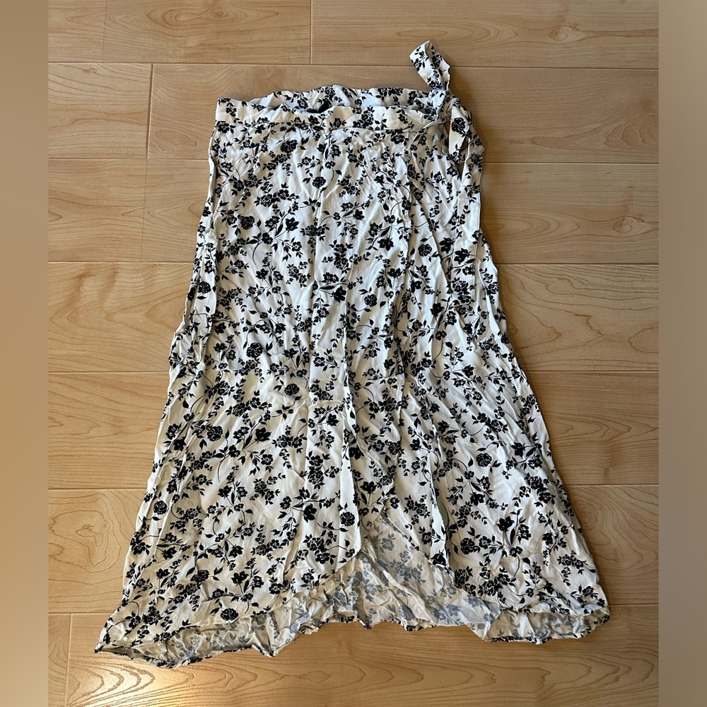 ๐บ 2/$20 New Look London black and white floral midi wrap skirt size 4 - Picture 2 of 8